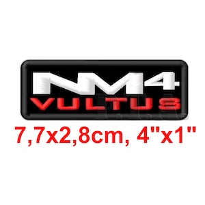 Op de afbeelding: Een rechthoekige zwarte patch met de tekst "NM4 VULTUS" in wit en rood. De patch meet 7,7 cm x 2,8 cm. De tekst is in een vet, gestileerd lettertype.