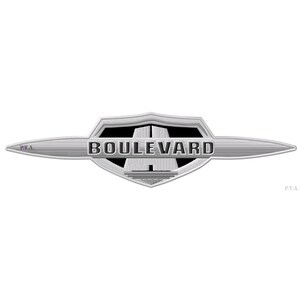 Op de afbeelding: Een zilverkleurig "BOULEVARD" embleem met een schildvormig middenstuk en langwerpige, puntige vleugels. De tekst is vetgedrukt, zonder schreef, tegen een zwarte achtergrond in het schild, tegen een witte achtergrond.