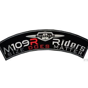 Pode incluir: Patch preto curvo com texto bordado em branco e vermelho. O texto diz "M109R SIZE DOES Riders MATTER" com um logotipo prateado e preto no topo. O patch é provavelmente para entusiastas de motocicletas.