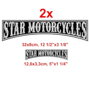 Peut inclure: Deux emblèmes de moto noirs et blancs avec le texte "STAR MOTORCYCLES". Le plus grand mesure 32x8cm (12 1/2" x 3 1/8"), et le plus petit 12,6x3,3cm (5" x 1 1/4").