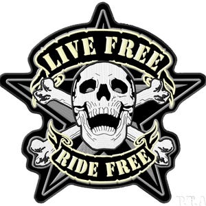 Pode incluir: Um patch preto e branco com uma caveira e ossos cruzados, sobre um fundo em forma de estrela. As palavras "LIVE FREE" e "RIDE FREE" são exibidas em um design de banner, criando uma estética ousada e arrojada.