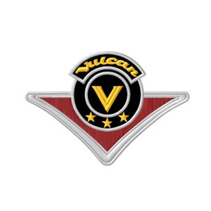 Könnte beinhalten: Ein gestickter Aufnäher mit dem Vulcan-Logo, bestehend aus einem schwarzen Mittelkreis mit einem goldenen Buchstaben V und drei goldenen Sternen darunter. Das Design umfasst einen roten V-förmigen Hintergrund, silberne Ränder und den Schriftzug Vulcan.