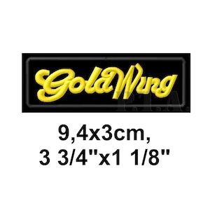 Peut inclure: Écusson brodé avec le texte "Gold Wing" en jaune sur un fond rectangulaire noir. Dimensions : 9,4 cm x 3 cm.