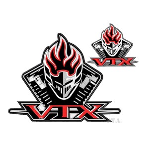 Peut inclure: Deux écussons du logo VTX. Le plus grand présente un casque de chevalier stylisé avec des flammes, des détails noirs et blancs, et le mot "VTX" en rouge. Le plus petit a le même design. Les deux écussons sont sur fond blanc.
