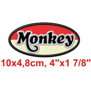 Könnte beinhalten: Ovaler, gestickter Aufnäher mit dem Wort "Monkey" in schwarzer Schrift mit weißer Umrandung, vor rotem und cremefarbenem Hintergrund. Der Aufnäher hat einen schwarzen Rand und misst 10x4,8cm.