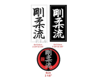 Op de afbeelding: Drie geborduurde patches met de Japanse karakters voor "剛柔流" (Gōjū-ryū) in zwart en wit. De patches zijn 6 cm bij 13,6 cm. De derde patch is een cirkel met een rode achtergrond en dezelfde karakters in zwart. De cirkel heeft een diameter van 8 cm.