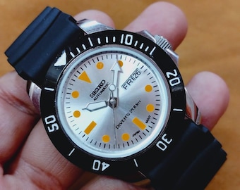 Vintage automatic Seiko 5 silver divers style dial rotating bezel men's working wrist watch 40mm