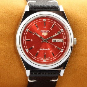 Vintage renovierte Seiko 5 Rotes Zifferblatt Herren Arbeitsarmbanduhr 37,5 mm