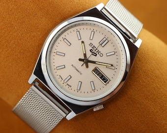 Vintage Seiko 5 white dial men's working wrist watch 37.5mm..date date, 1970s