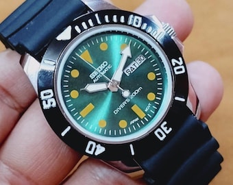 Vintage automatic Seiko 5 green divers style dial rotating bezel men's working wrist watch 40mm