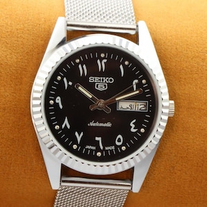 Vintage refurbished Seiko 5 black arabic  dial men&#39;s working on Japan made wrist watch 35mm..