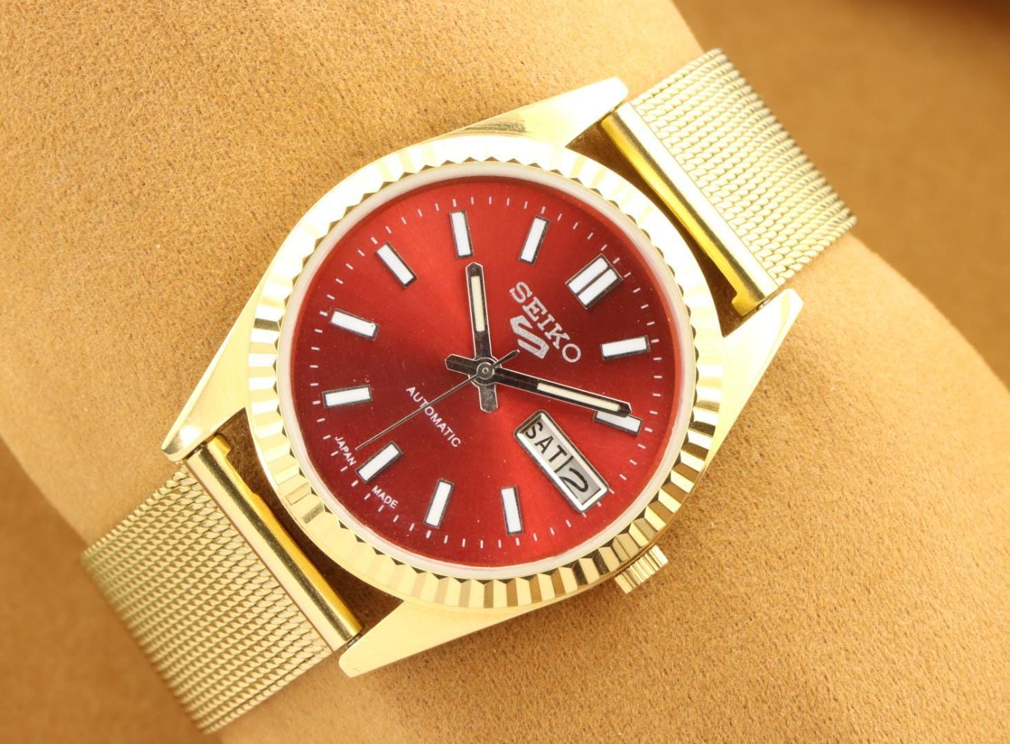 Vintage Refurbished Seiko 5 Automatic Golden Classic Red  display picture 1