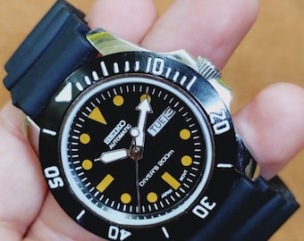 Vintage automatic Seiko 5 black divers style dial rotating bezel men's working wrist watch 40mm