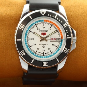 Vintage gereviseerd Seiko 5 witte racer wijzerplaat herenpolshorloge 40 mm.