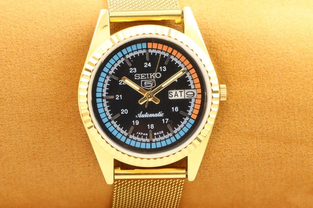Vintage Automatic Seiko 5 Golden Black Dress Dial Men display picture 3
