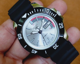 Reloj de pulsera automático vintage Seiko 5 para hombre, estilo buzo, con esfera plateada y bisel giratorio, de 40 mm. Retro.