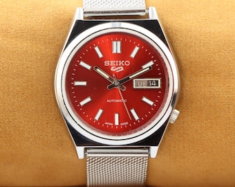 Montre-bracelet Seiko 5 vintage pour homme à cadran rouge, 37,5 mm, 37,5 mm et cadran rouge.