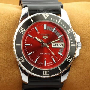 Vintage gerenoveerd Seiko 5 werkend herenpolshorloge met rode wijzerplaat, 40 mm.