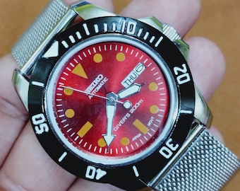 Reloj de pulsera automático vintage Seiko 5 estilo buzo rojo con bisel giratorio y esfera de 40 mm para hombre.