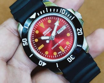 Reloj de pulsera automático vintage Seiko 5 estilo buzo rojo con bisel giratorio y esfera de 40 mm para hombre.