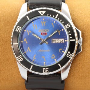 Pre-owned refurbished Seiko 5 blue arabic dial men&#39;s working wrist watch 40mm..gift for him.