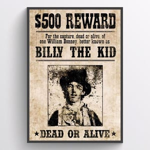 以下が含まれることがあります： ビリー・ザ・キッドの逮捕に500ドルの懸賞金がかけられた、ビンテージの指名手配ポスター。ポスターには、帽子をかぶって厳しい表情をしたビリー・ザ・キッドの白黒写真が掲載されている。
