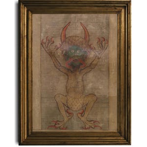 Puede incluir: Una pintura enmarcada de un demonio verde y rojo con cuernos y garras. El demonio está representado en una posición en cuclillas con los brazos levantados por encima de su cabeza. La pintura está sobre un fondo beige y está enmarcada en un marco dorado.