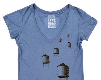 Camiseta con cuello en V New York Water Towers para mujer en azul suave