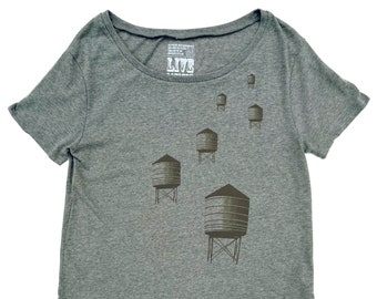 Camiseta con cuello en V New York Water Towers para mujer en gris relajado