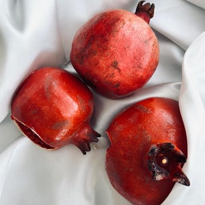 Handgemaakte granaatappelkaars voor esthetische tafelopstelling, kerstsojakaars, voedselkaarskunst, handgemaakt vakantiedecor, ambachtelijke kaars