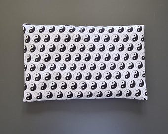 Almofada aquecida com capa externa lavável. Almofada relaxante com motivos Yin Yang. Caroços de cereja, colza, grãos de espelta, personalizável com bordado.