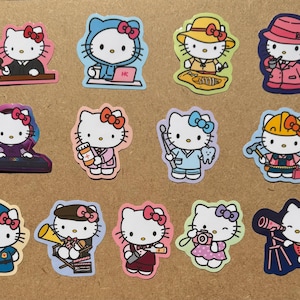 Peut inclure: Une collection de douze autocollants Hello Kitty représentant le personnage dans diverses professions. Hello Kitty est habillée en juge, en ouvrier du bâtiment et en policier. Les autocollants ont un fond blanc avec un contour rose.