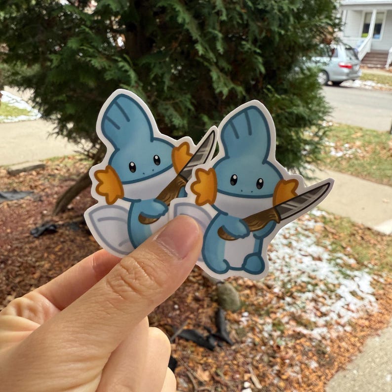 Mudkip-klistermärke med kniv | Söt Pokémon-klistermärke bild 3