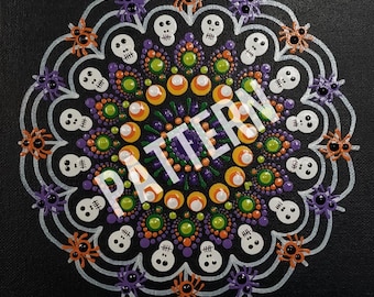Może przedstawiać: Mandala w kolorze czarnym i białym z motywem Halloween. Mandala przedstawia czaszki, pająki i cukierki w kształcie kukurydzy. Tło jest czarne.