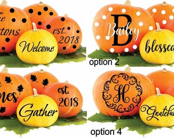 Puede incluir: Cuatro ideas diferentes de decoración de calabazas con varios diseños y textos. El primer conjunto de calabazas presenta lunares negros y el texto "The Paxtons est. 2018" y "Welcome". El segundo conjunto presenta lunares blancos y el texto "Bailey" con un monograma de la letra "B", "blessed" y "est. 2018". El tercer conjunto presenta hojas negras y el texto "The James" y "Gather est. 2018". El cuarto conjunto presenta un monograma negro "H" y el texto "Grateful est. 2018".