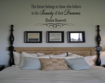 El futuro pertenece a quienes creen en la belleza de sus sueños. Cita de Eleanor Roosevelt. Calcomanía de pared. Palabras de pared. Tatuaje de vinilo.