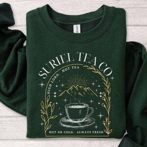 Suriel Tea Co レトロシャツ 茨と薔薇の宮廷シャツ レトロブックTシャツ Sarah J Maas シャツ Acotar スウェットシャツ レディースTシャツ ギフト