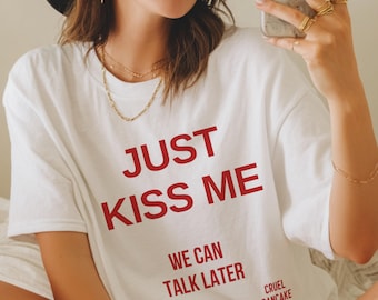 T-shirt with the inscription «Just Kiss Me»: romantic graphic T-shirt, minimalist unisex clothes symbolizing love & humor