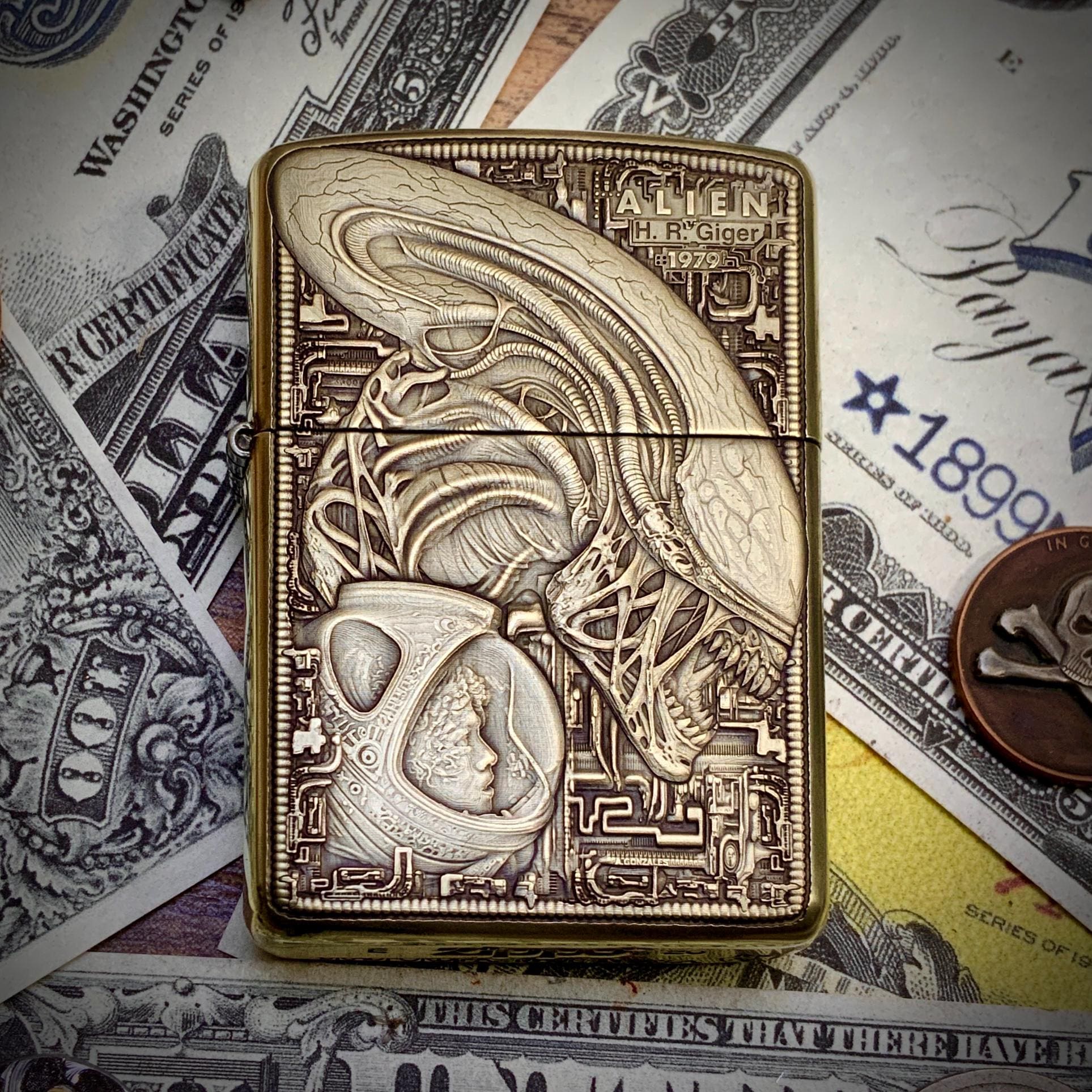 Zippo “alien” (1979) Themed Engraved Brass Armor Lighter H.R.