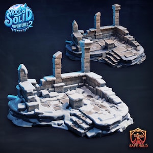 Könnte beinhalten: Zwei Miniatur-Steinruinen, bedeckt mit Schnee. Die Strukturen weisen Säulen, Mauern und Stufen auf und haben ein verwittertes Aussehen. Das Logo "Rock Solid Adventures 2" befindet sich in der oberen linken Ecke.