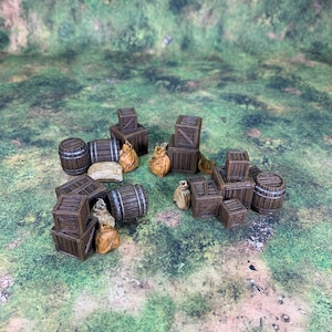 Könnte beinhalten: Eine Sammlung von Miniatur-Holzfässern, Kisten und Jutesäcken. Die Fässer haben Metallbänder, und die Kisten sind mit sichtbarer Holzmaserung konstruiert. Die Jutesäcke sind beige. Die Artikel sind auf einer grün-braunen strukturierten Oberfläche angeordnet.