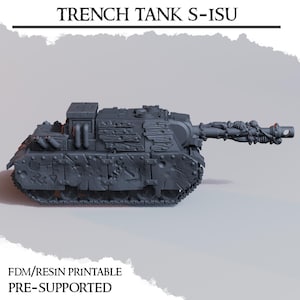 Könnte beinhalten: Graues Modell eines Grabenpanzers mit langem Lauf und detaillierten Merkmalen. Der Text "TRENCH TANK S-ISU" steht oben, mit "FDM/RESIN PRINTABLE PRE-SUPPORTED" unten. Der Panzer hat eine strukturierte Oberfläche und ist für den FDM/Harz-Druck konzipiert.