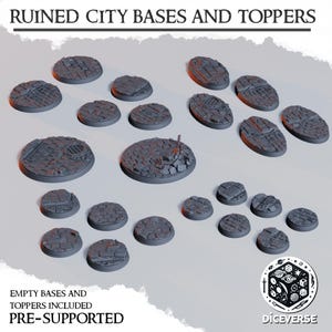 Può includere: Una collezione di basi e coperture di città in rovina stampate in 3D di colore grigio. Le basi variano per dimensioni e forma, con texture dettagliate che rappresentano paesaggi urbani danneggiati. Il testo "RUINED CITY BASES AND TOPPERS", "EMPTY BASES AND TOPPERS INCLUDED" e "PRE-SUPPORTED" è visibile.