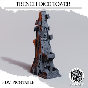 Könnte beinhalten: Ein 3D-gedruckter grauer und orangefarbener Würfelturm in Form eines zerstörten Gebäudes mit einer kleinen Tür und mehreren Öffnungen. Der Turm ist mit "TRENCH DICE TOWER" und "FDM PRINTABLE" beschriftet.