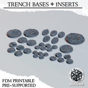 Könnte beinhalten: Eine Sammlung von 3D-gedruckten, vorab unterstützten, strukturierten, grauen Kunststoffsockeln für Miniaturen-Wargaming. Die Sockel sind so konzipiert, dass sie wie Gräben aussehen. Der Text "TRENCH BASES + INSERTS" und "FDM PRINTABLE PRE-SUPPORTED" ist auf dem Bild zu sehen. Das Logo "DICEVERSE" ist ebenfalls auf dem Bild zu sehen.