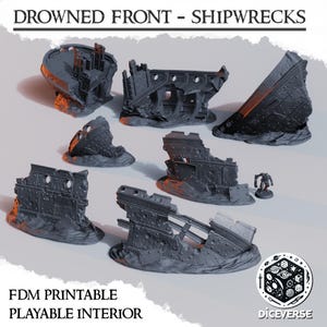 Könnte beinhalten: Ein Set aus sechs grauen, 3D-gedruckten Miniatur-Schiffswrack-Geländestücken mit der Aufschrift DROWNED FRONT - SHIPWRECKS. Das Set enthält verschiedene zerbrochene Rumpfsegmente mit Nietendetails, orangefarbenen Akzenten und eine kleine Figur.
