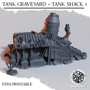 Könnte beinhalten: Ein graues, 3D-gedrucktes Miniatur-Geländestück mit dem Titel TANK GRAVEYARD - TANK SHACK 1. Die Struktur verfügt über ein Wellblechdach, einen hohen zylindrischen Tank und Industrierohre. Eine kleine Figur steht links. Der Text FDM PRINTABLE ist sichtbar.