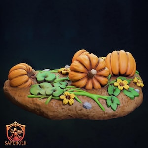 Peut inclure: Une scène miniature avec trois citrouilles orange sur un morceau de terre brune avec des feuilles vertes et des fleurs jaunes.