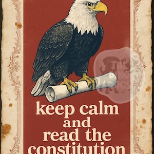 Puede incluir: Un póster vintage con un águila americana sosteniendo un pergamino. El águila tiene plumas blancas en la cabeza y un pico amarillo. El texto dice "keep calm and read the constitution". El póster tiene un fondo rojo y un borde decorativo.