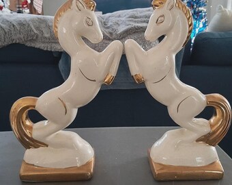 Par de estatuetas de cerâmica vintage Art Déco empinando cavalo, esmalte branco e dourado, 11"